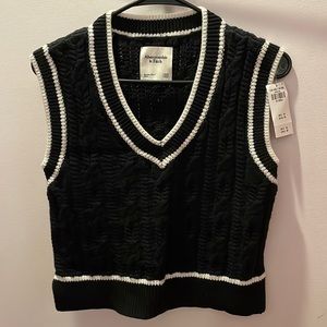 Abercrombie cropped fuzzy v neck sweater vest